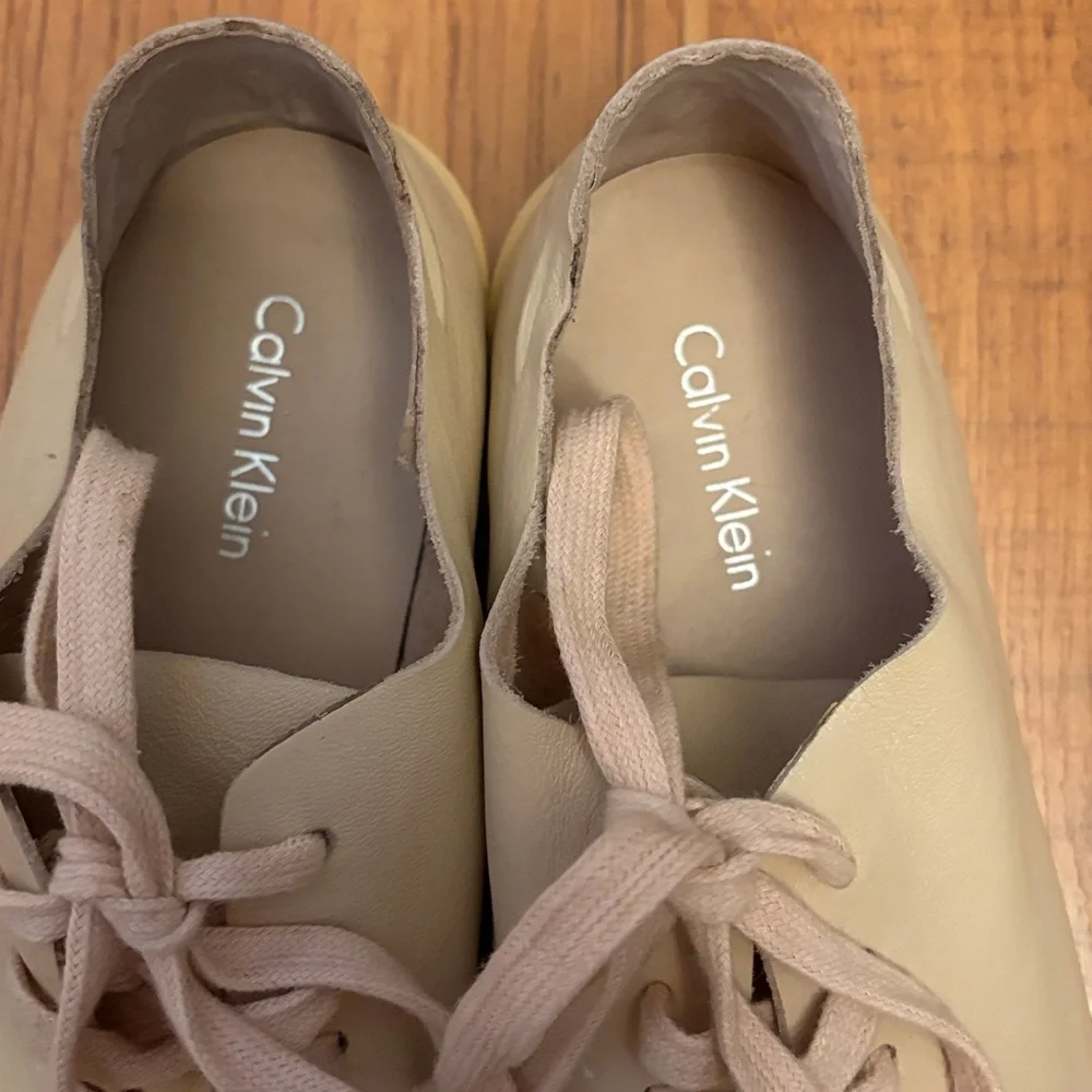 Calvin Klein Women's Classic Minimalist Casual Beige Leather Sneakers, size‎ 6